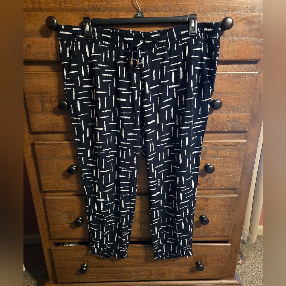 Old Navy Black and White Patterned Ankle Pants